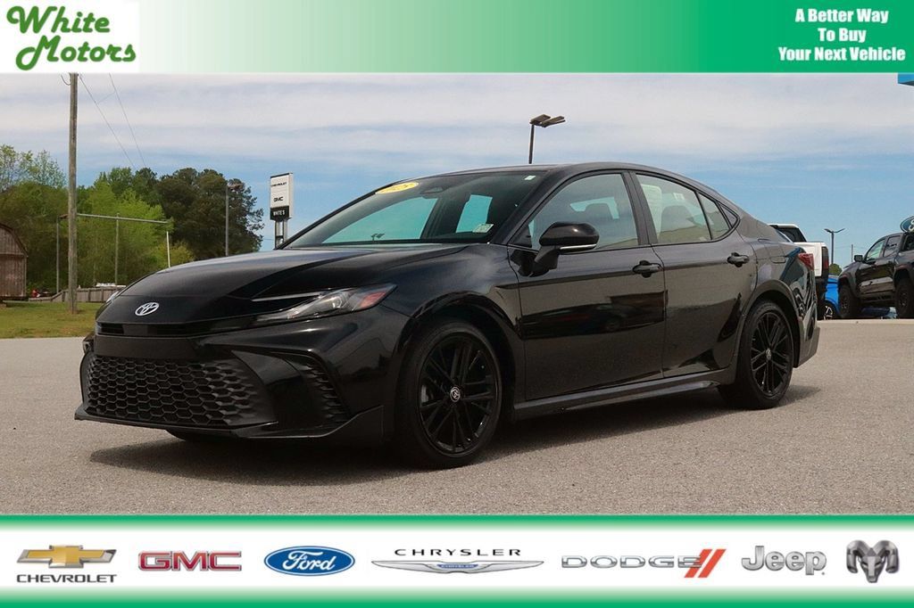 Used 2025 Toyota Camry SE FWD image 1