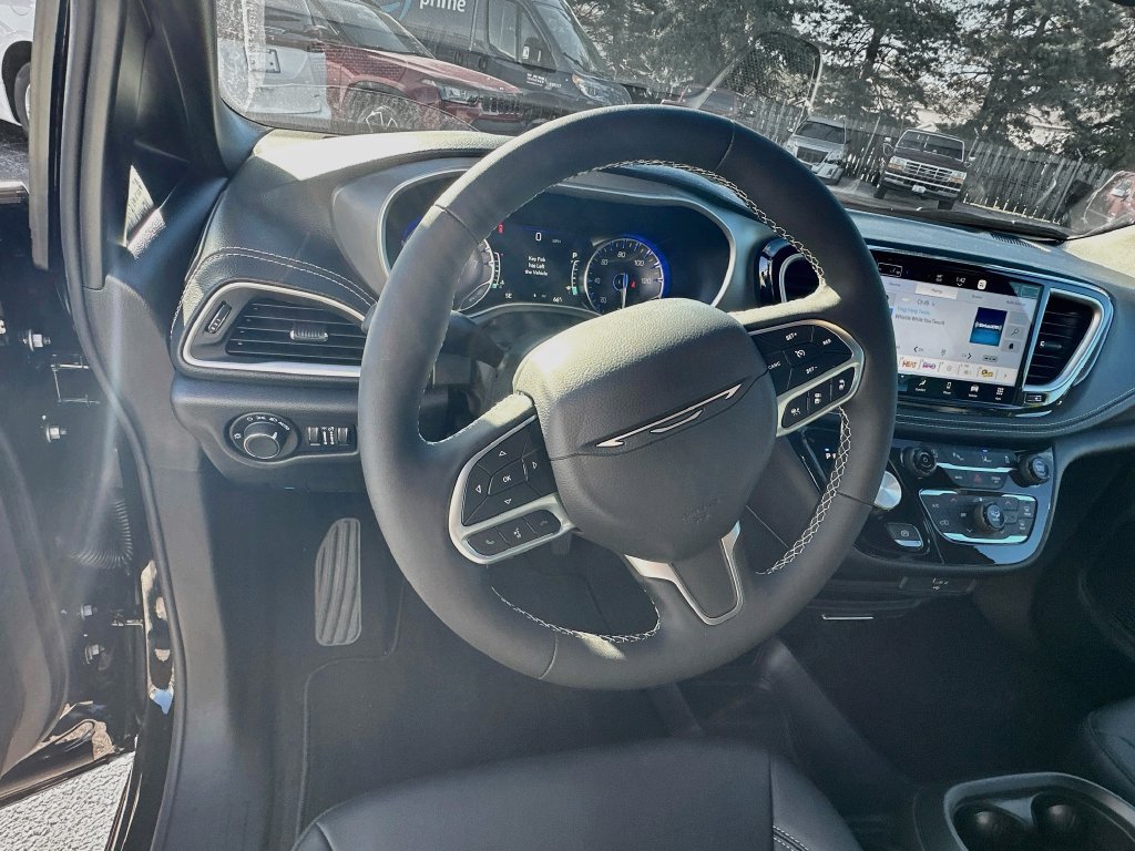 New 2027 Chrysler Pacifica Select FWD image 14