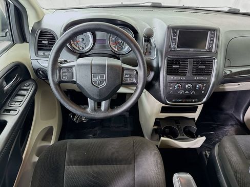 Used 2019 Dodge Grand Caravan SE w/ UConnect Hands-Free Group FWD image 4