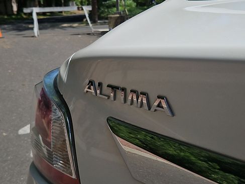 Used 2013 Nissan Altima 2.5 SL w/ Technology Pkg FWD image 30