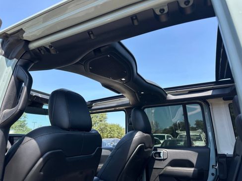 Used 2024 Jeep Wrangler Unlimited Sahara w/ Technology Group AWD/4WD image 11