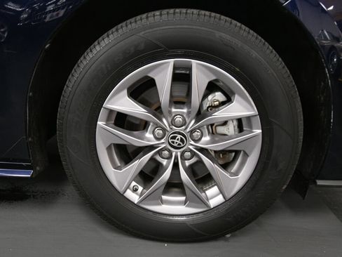 Used 2025 Toyota Sienna XLE FWD image 32