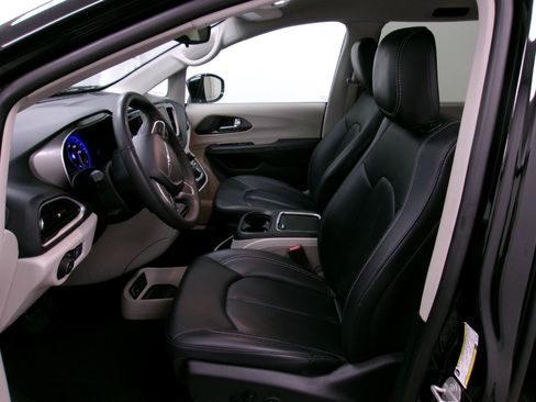 Used 2024 Chrysler Pacifica Touring-L FWD image 8