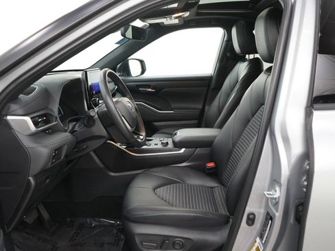 Used 2025 Toyota Highlander XSE AWD/4WD image 17