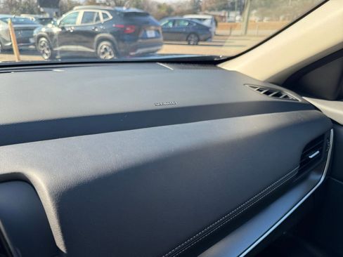 Used 2025 Nissan Rogue SV image 31