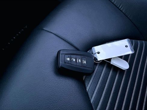 Used 2023 Toyota Camry SE image 14