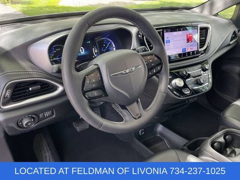 Used 2024 Chrysler Pacifica Limited FWD image 10