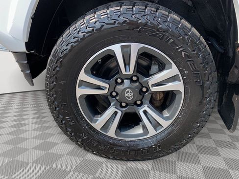 Used 2017 Toyota Tacoma TRD Sport w/ Tow Package AWD/4WD image 10