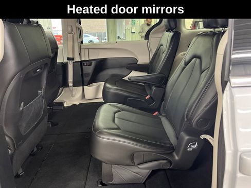 Used 2024 Chrysler Pacifica Touring-L image 16
