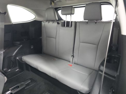 Certified 2024 Toyota Highlander XLE image 8