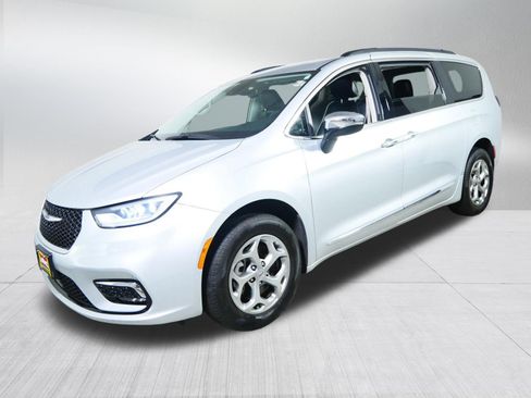 Used 2023 Chrysler Pacifica Limited AWD/4WD image 3