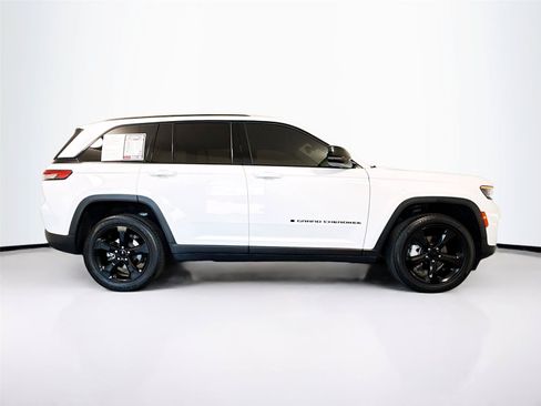 Used 2023 Jeep Grand Cherokee Limited w/ Black Appearance Package AWD/4WD image 36