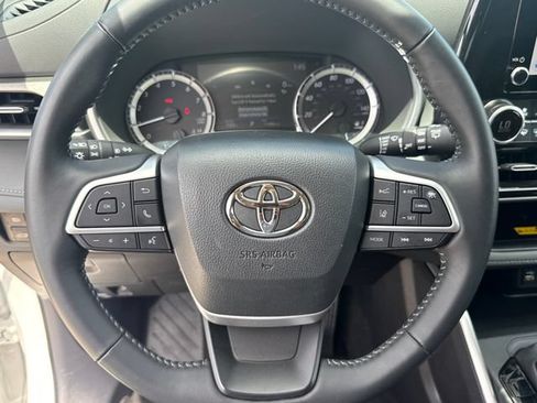Used 2025 Toyota Highlander XLE FWD image 14