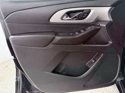 Used 2022 Chevrolet Traverse LT FWD image 17