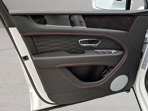 Used 2023 Bentley Bentayga Extended Wheelbase image 18