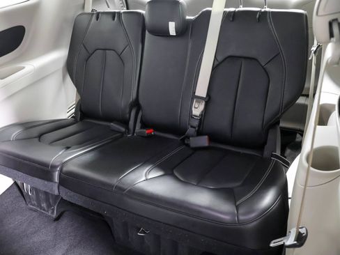 Used 2023 Chrysler Pacifica Touring-L FWD image 37