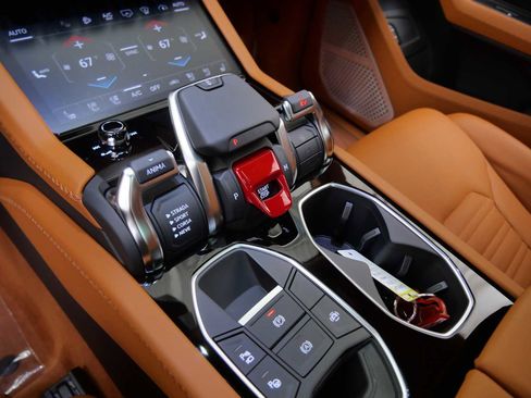 Used 2025 Lamborghini Urus SE AWD/4WD image 27