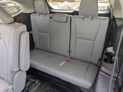 Used 2023 Toyota Highlander XLE image 19