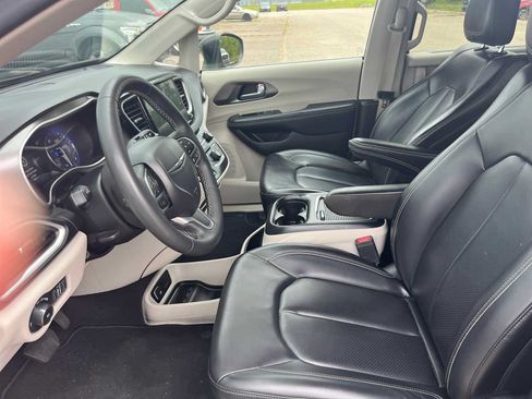 Used 2023 Chrysler Pacifica Touring-L FWD image 11