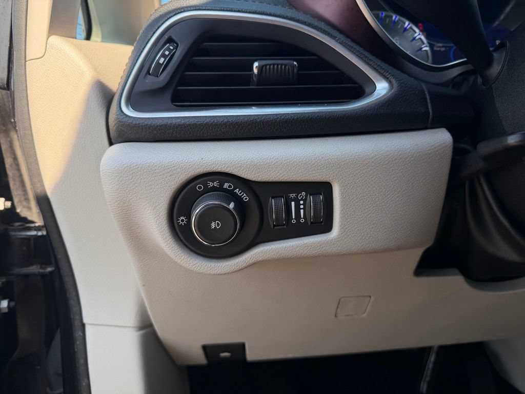 Used 2020 Chrysler Pacifica Limited FWD image 14