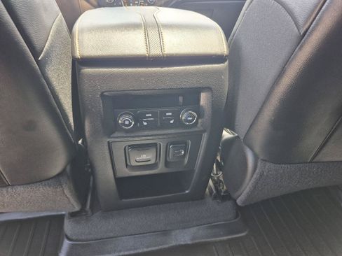 Used 2018 Chevrolet Traverse Premier w/ Driver Confidence II Package FWD image 12