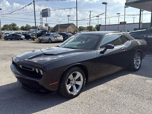 Used 2015 Dodge Challenger SXT RWD image 2
