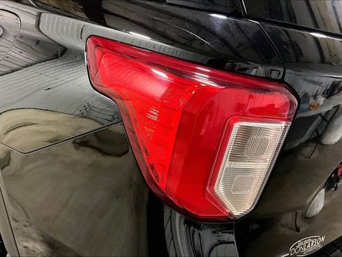 Used 2022 Ford Explorer XLT w/ Equipment Group 202A image 8