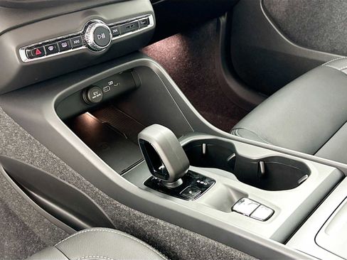 Used 2025 Volvo XC40 B5 Core w/ Climate Package image 16