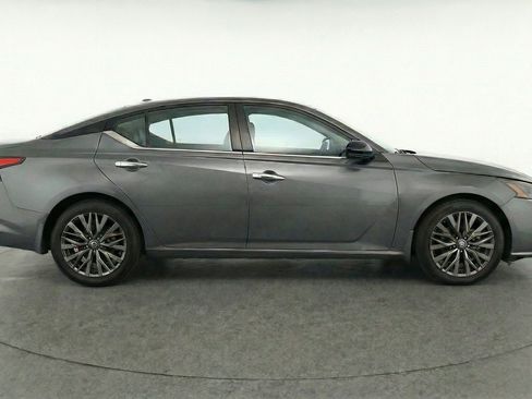 Used 2025 Nissan Altima 2.5 SV FWD image 11