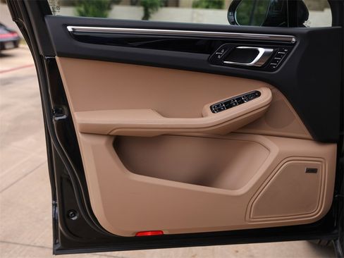 Certified 2025 Porsche Macan image 29