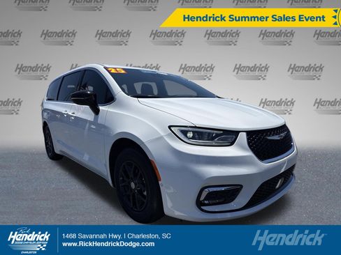 Used 2025 Chrysler Pacifica Select FWD image 1