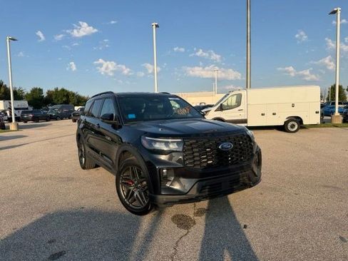 Used 2025 Ford Explorer ST-Line w/ ST-Line Street Pack AWD/4WD image 2
