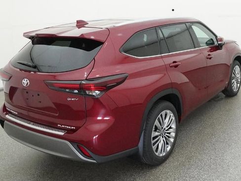 New 2026 Toyota Highlander Platinum image 8