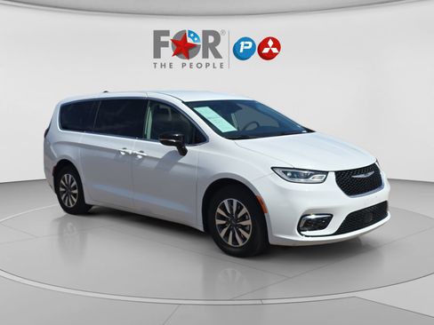 Used 2024 Chrysler Pacifica Limited FWD image 7