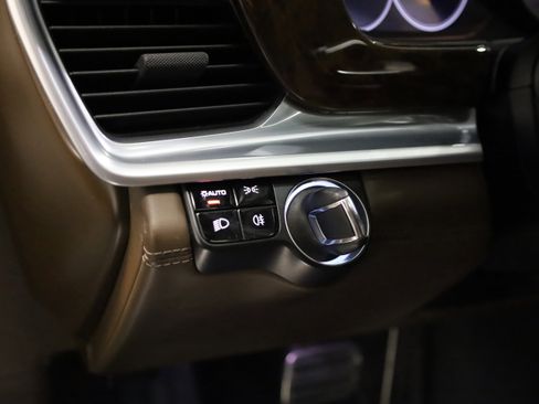 Used 2018 Porsche Panamera 4S image 19