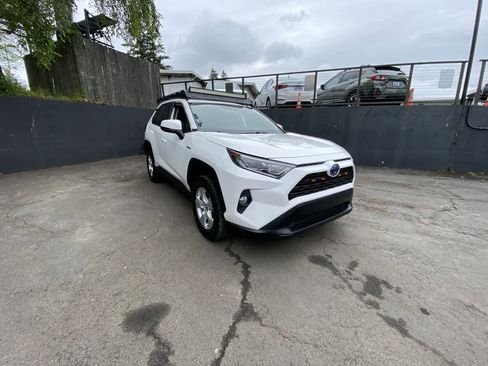 Used 2021 Toyota RAV4 XLE w/ XLE Grade Weather Package AWD/4WD image 8