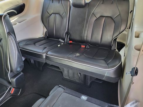 Used 2023 Chrysler Pacifica Limited image 23