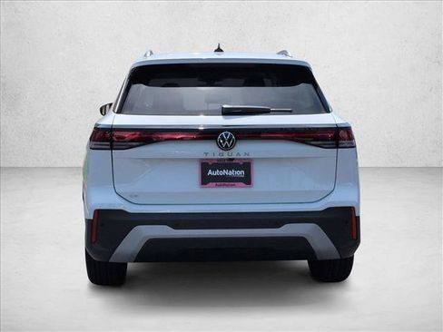 New 2026 Volkswagen Tiguan SE FWD image 8