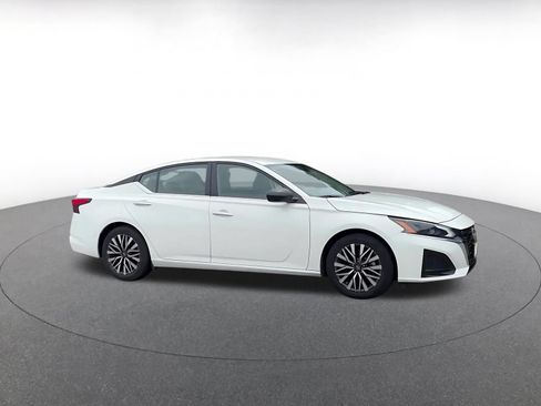 Used 2025 Nissan Altima 2.5 SV FWD image 2