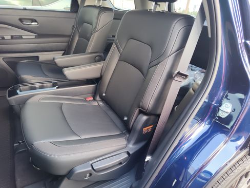 New 2026 Nissan Pathfinder SL w/ SL Premium Package FWD image 15