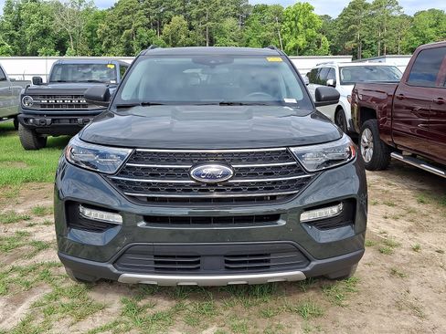 Used 2023 Ford Explorer XLT w/ Equipment Group 202A AWD/4WD image 2