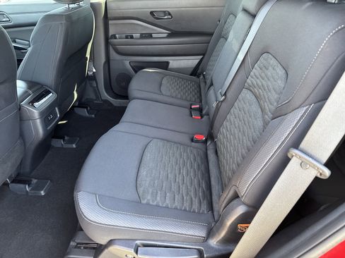 Used 2023 Nissan Pathfinder SV image 6