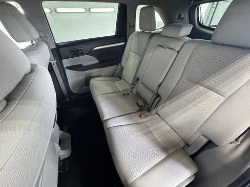 Used 2015 Toyota Highlander LE FWD image 22
