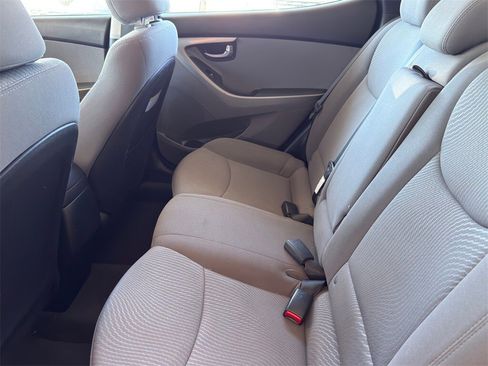 Used 2015 Hyundai Elantra SE image 25