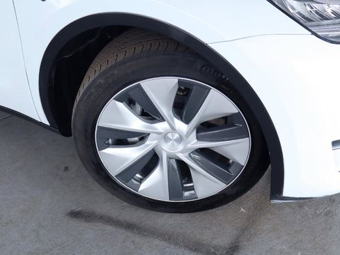 Used 2023 Tesla Model Y Long Range AWD/4WD image 3