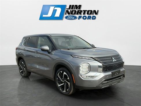 Used 2024 Mitsubishi Outlander SE image 1
