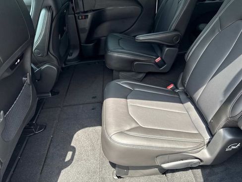 New 2026 Chrysler Pacifica Select image 9