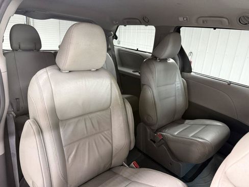Used 2017 Toyota Sienna XLE w/ XLE Navigation Package AWD/4WD image 28