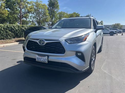 Used 2021 Toyota Highlander XLE AWD/4WD image 5