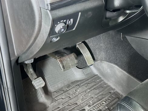 Used 2021 Jeep Grand Cherokee Laredo X AWD/4WD image 17
